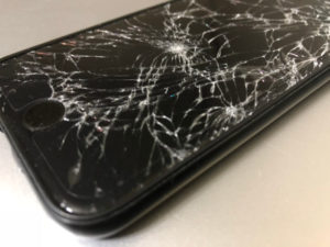 画面の割れたiphone