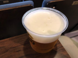 プレミアムラウンジのシート、折り畳み式テーブル