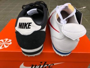 NIKE CORTEZ`72 SHOE DOG PACKとクラシックコルテッツを比較した画像